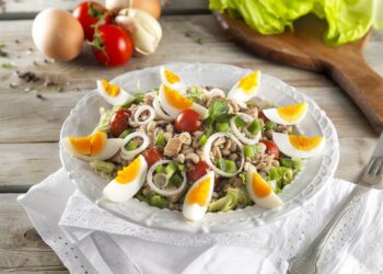 Portuguese tuna salad (Salada de atum)