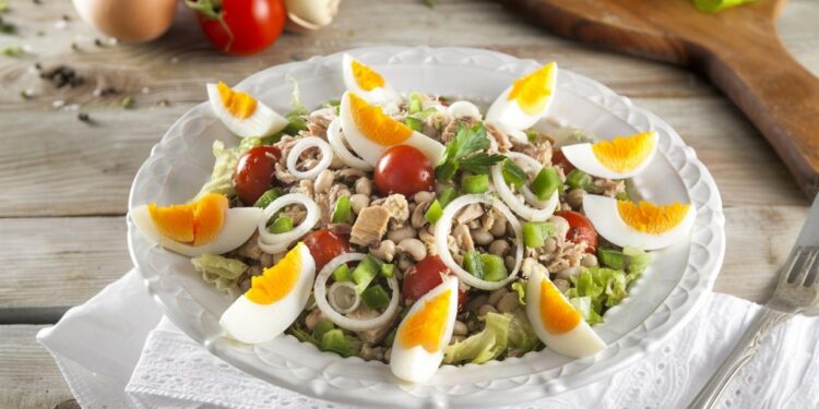 Portuguese tuna salad (Salada de atum)