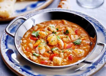Portuguese white beans and seafood (feijoada de marisco)