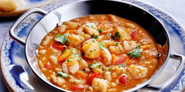 Portuguese white beans and seafood (feijoada de marisco)