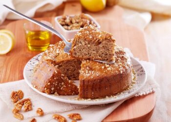 Old-fashioned honey and walnut cake
