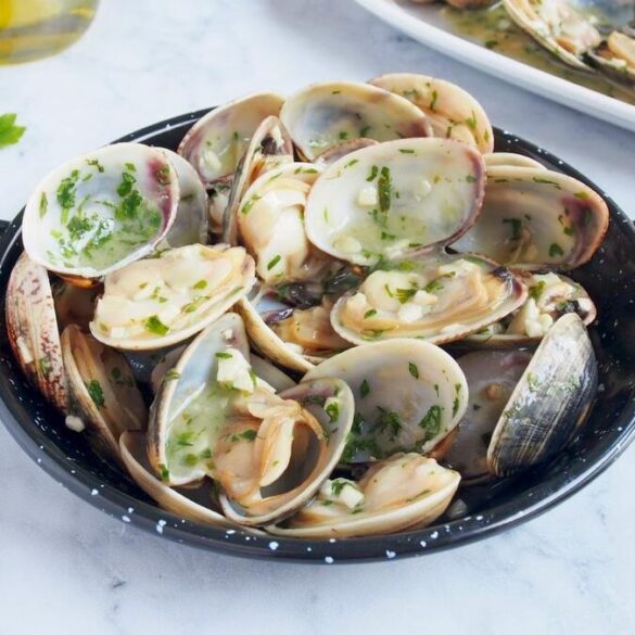 Spanish clams in green sauce
