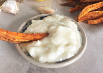 Toum (Lebanese Garlic Sauce)