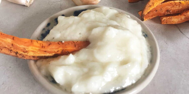 Toum (Lebanese Garlic Sauce)