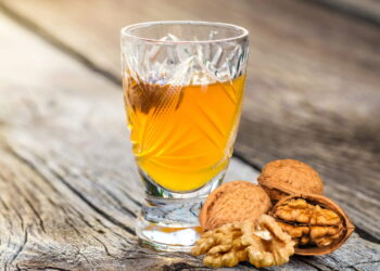 Licor de Nozes (Trás-os-Montes Walnut Liqueur)