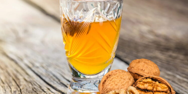 Licor de Nozes (Trás-os-Montes Walnut Liqueur)