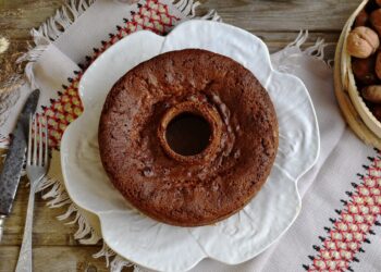 Bolo Podre (Alentejo Olive Oil and Honey Spice Cake)