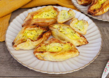 Pastizzi (Maltese Ricotta and Pea Pastries)