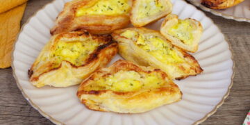 Pastizzi (Maltese Ricotta and Pea Pastries)