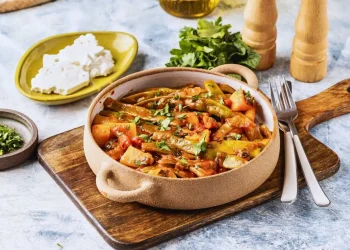 Fasolakia Ladera (Greek Braised Green Beans and Potatoes in Tomato)