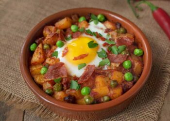 Huevos a la Flamenca (Andalusian Baked Eggs with Chorizo, Ham and Peas)