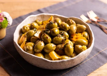 Azeitonas Marinadas à Portuguesa (Portuguese Cracked Olives with Garlic and Oregano)