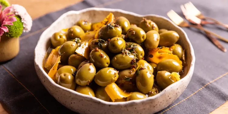 Azeitonas Marinadas à Portuguesa (Portuguese Cracked Olives with Garlic and Oregano)